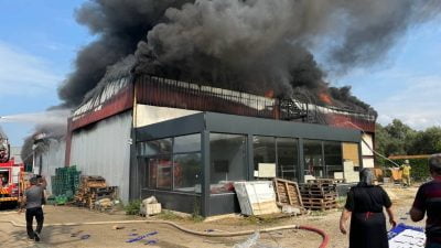 Bursa’nın İznik ilçesinde soğuk hava deposunda çıkan yangın, itfaiye ekiplerinin