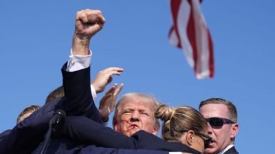 ABD'de miting sırasında saldırıya uğrayan eski Başkan Donald Trump, kulağını