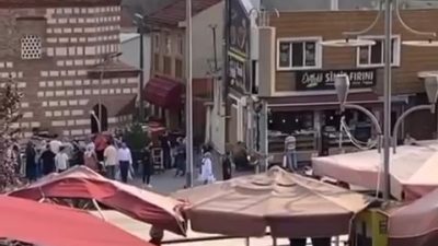 Bursa'da 3 katli bi̇nanin en üst kati alevlere tesli̇m oldu.