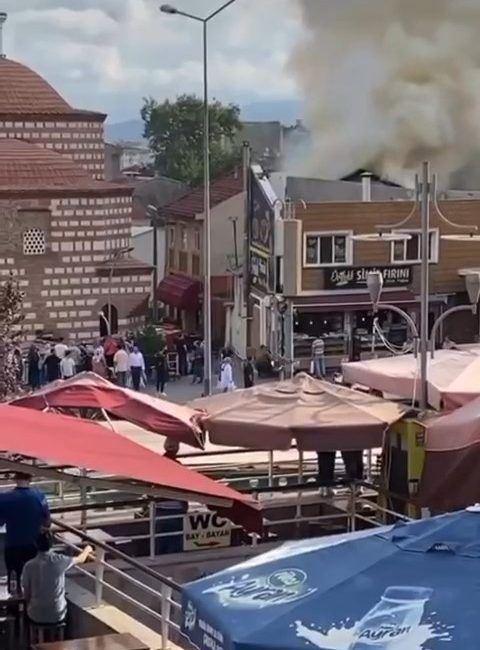 Bursa'da 3 katli bi̇nanin en üst kati alevlere tesli̇m oldu.
