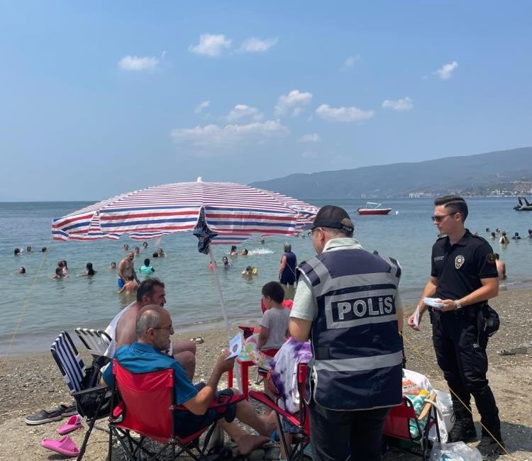 Bursa Polisi, sahillerde kuş uçurtmuyor. Gemlik ilçesinde ekipler tatilcilerin yoğun
