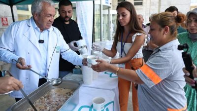 Nilüfer Belediye Başkanı Şadi Özdemir, başkan yardımcıları ile birlikte Halk