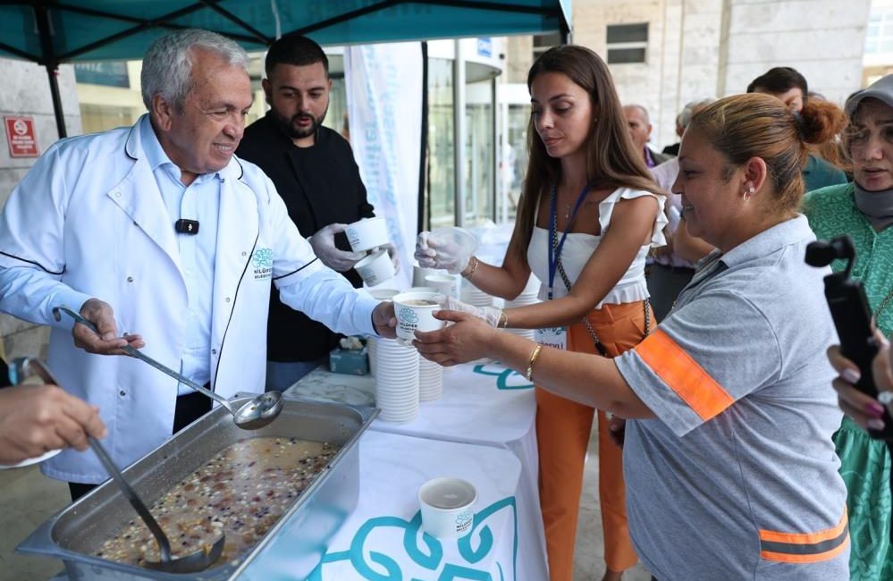 Nilüfer Belediye Başkanı Şadi Özdemir, başkan yardımcıları ile birlikte Halk