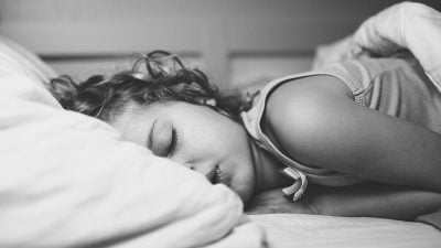 Kesintisiz ve yeterli bir süre uyku uyuyan çocukların daha sağlıklı