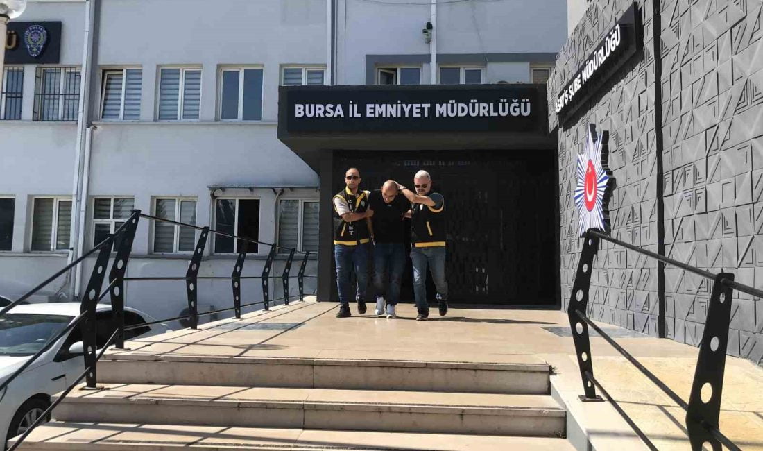 BURSA'DA YOLDA İLERLERKEN, OMZUNA ÇARPMAN KİŞİYLE SÖZLÜ TARTIŞMAYA GİREN KİŞİ