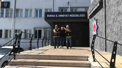 BURSA'DA YOLDA İLERLERKEN, OMZUNA ÇARPMAN KİŞİYLE SÖZLÜ TARTIŞMAYA GİREN KİŞİ