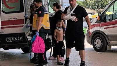 Bursa’nin İnegöl i̇lçesi̇nde meydana gelen kazada kontrolden çıkan otomobi̇l, ci̇pe