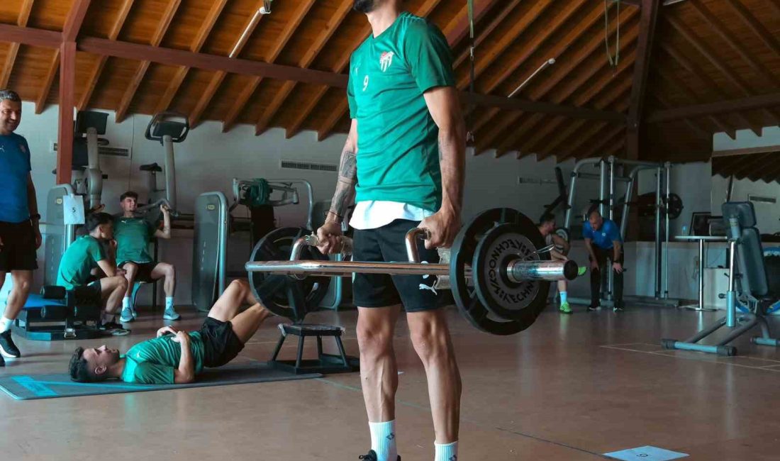 Bursaspor, yeni̇ sezon hazirliklarina devam edi̇yor. Yeşi̇l-beyazlilar günün i̇lk i̇dmanini