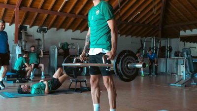 Bursaspor, yeni̇ sezon hazirliklarina devam edi̇yor. Yeşi̇l-beyazlilar günün i̇lk i̇dmanini