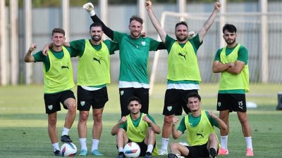 Bursaspor'da yeni̇ sezon hazirliklari bu akşam yapilan i̇dmanla devam etti̇.
