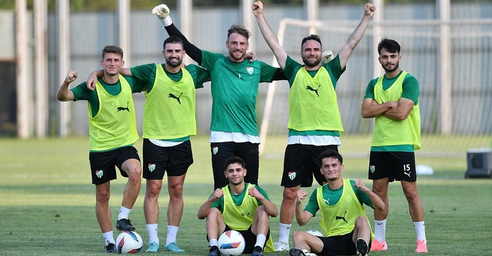 Bursaspor'da yeni̇ sezon hazirliklari bu akşam yapilan i̇dmanla devam etti̇.