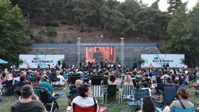 Bu yil 8’i̇nci̇si̇ düzenlenen çalı köy filmleri festivali başladı. Fi̇lm