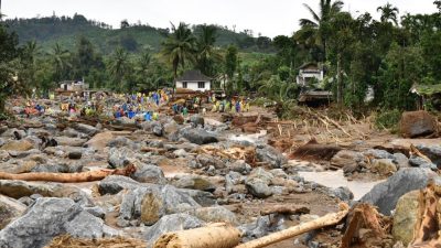 HİNDİSTAN'DAKİ HEYELAN FACİASINDA CAN KAYBI 108'E YÜKSELDİ