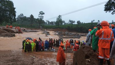 HİNDİSTAN'IN KERALA EYALETİNDE ŞİDDETLİ YAĞIŞLARIN YOL AÇTIĞI TOPRAK KAYMALARI SONUCU