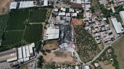 BURSA'DA HURDA MALZEMELERİN İŞLENDİĞİ FABRİKADA ÇIKAN YANGIN, 2 FABRİKAYA DAHA