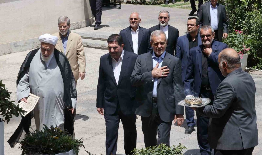 İRAN’DA 14’ÜNCÜ DÖNEM CUMHURBAŞKANLIĞI SEÇİMLERİNDE OYLARIN YÜZDE 53.7’SİNİ ALARAK CUMHURBAŞKANI