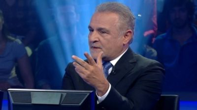 Usta oyuncu ve sunucu Kenan Işık, 76 yaşında yaşamını yitirdi.