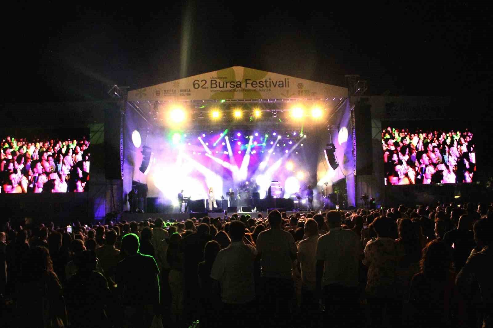 kofn ve feride hilal akin bursa festivalinde genclerle bulustu ee35c98