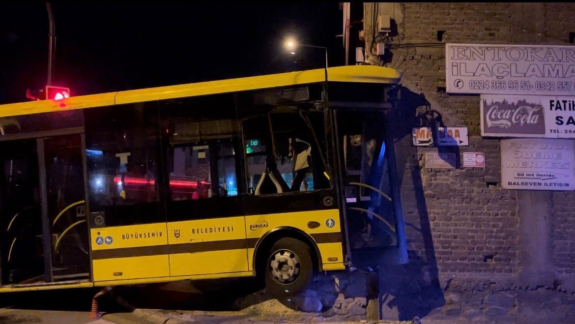 kontrolden cikan belediye otobusu tamirci dukkanina girdi ebd0f4b