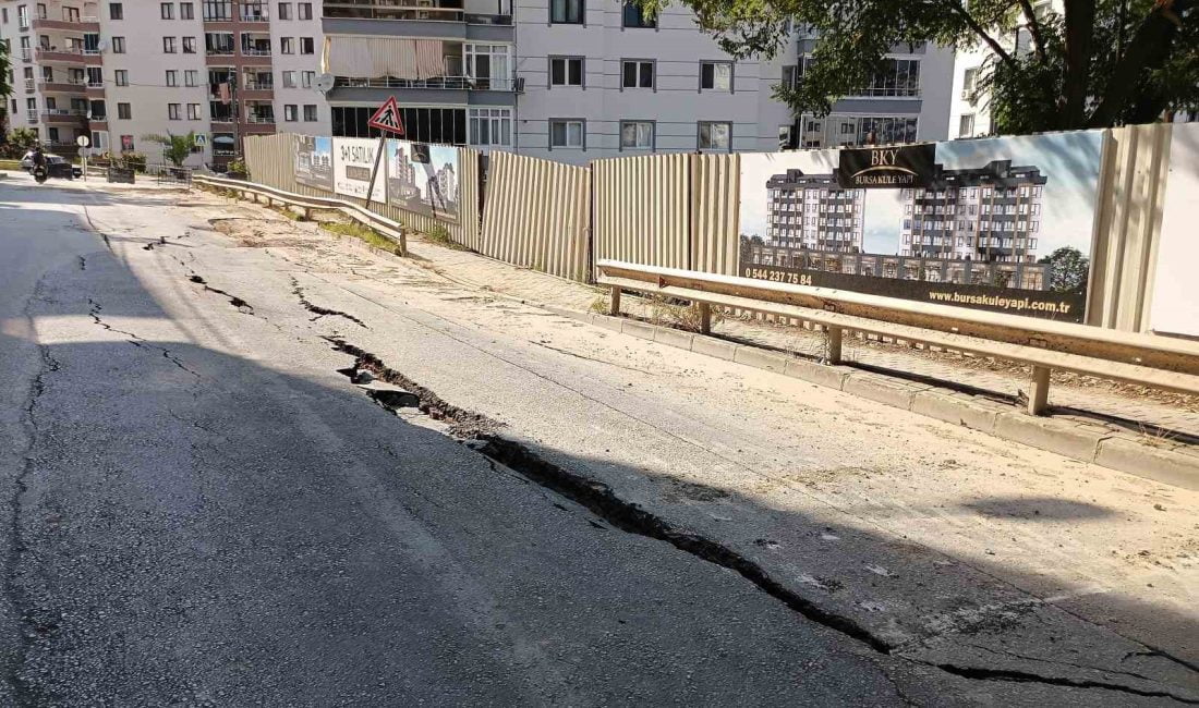 Bursa’nin mudanya i̇lçesi̇nde yapımı devam eden bi̇r i̇nşaat ana yolda