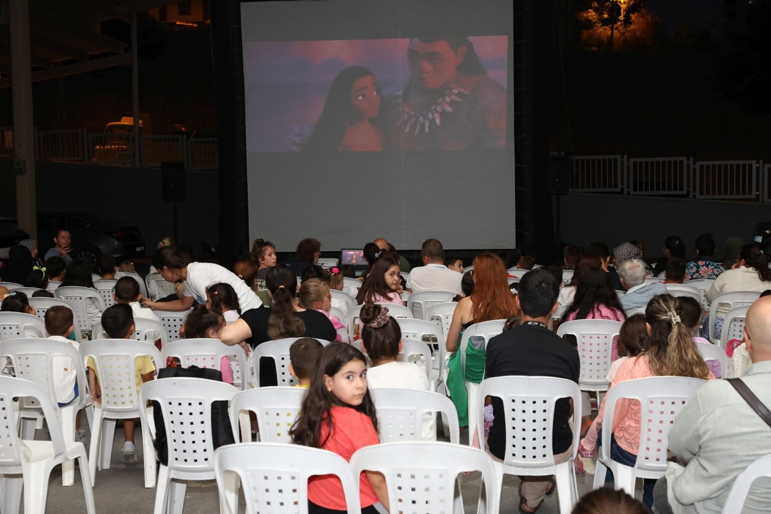 niluferde cocuklar acik hava sinemasinda eglenecek 6ee4c65