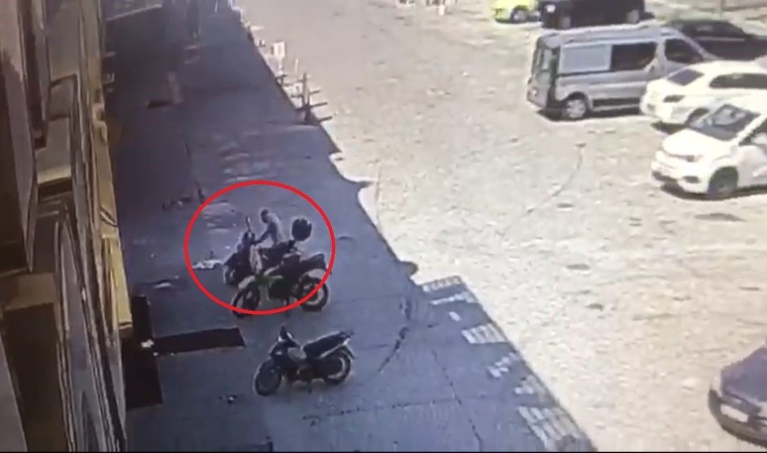 ÖNCE PAZARDA TEZGAHLARI GEZDİ, SONRA METROYA BİNİP MOTOSİKLET ÇALMAYA GİTTİ