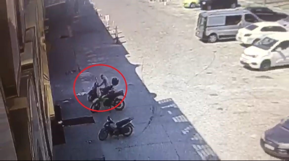 ozel once pazarda tezgahlari gezdi sonra metroya binip motosiklet calmaya gitti f4db68f