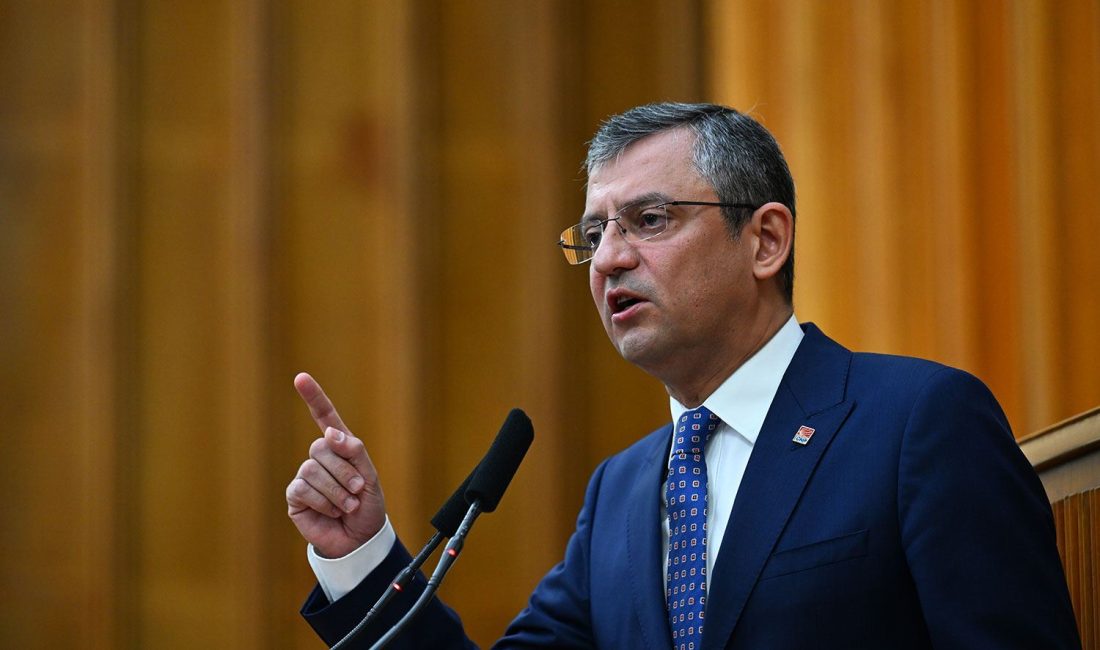 CHP Yıldırım İlçe Başkanlığının üye katılım töreninde rozet takmak üzere