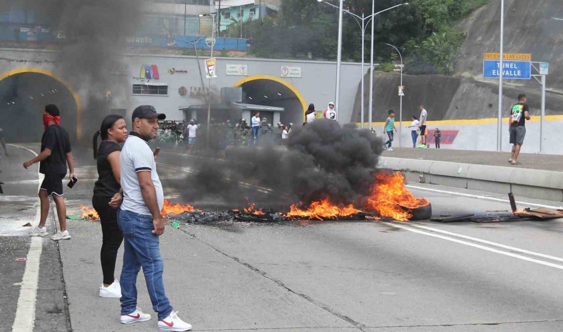 VENEZUELA'DA MUHALEFET DESTEKÇİLERİ PAZAR GÜNÜ GERÇEKLEŞTİRİLEN SEÇİMLERDE NİCOLAS MADURO'NUN YENİDEN