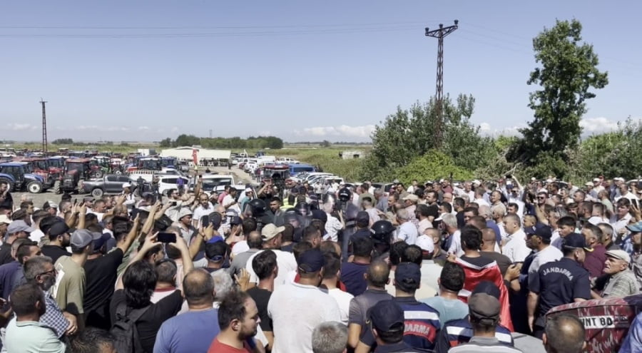 Bursa’da çiftçiler, maliyetlerin artması ve ürünlerinin tarlada kalması nedeniyle İzmir