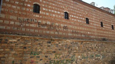 BURSA'DA 630 YILLIK KÜLLİYENİN DUVARLARI SPREY BOYALARLA ADETA RESİM DEFTERİNE