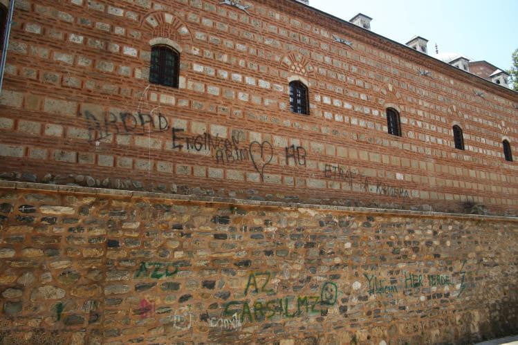 BURSA'DA 630 YILLIK KÜLLİYENİN DUVARLARI SPREY BOYALARLA ADETA RESİM DEFTERİNE
