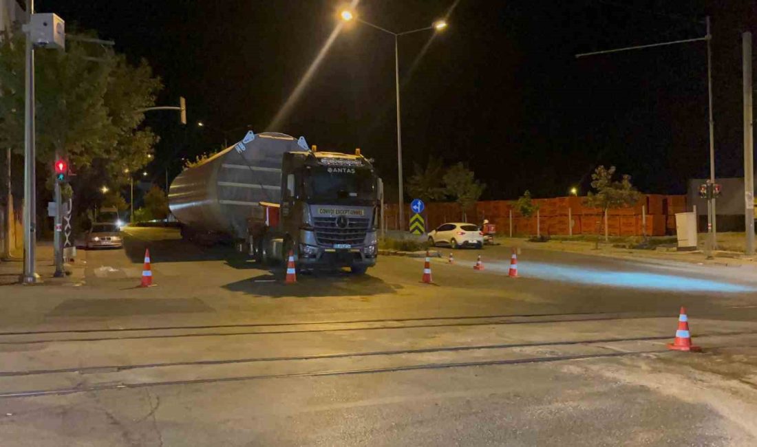 BURSA’NIN GEMLİK İLÇESİ’NE GİDEN VE DORSESİNDE 86 TONLUK RÜZGAR TÜRBİNİ
