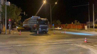 BURSA’NIN GEMLİK İLÇESİ’NE GİDEN VE DORSESİNDE 86 TONLUK RÜZGAR TÜRBİNİ