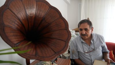 Bursa'da yaşayan Emin Altınsoy, emekli olduktan sonra küçük yaşlardan bu