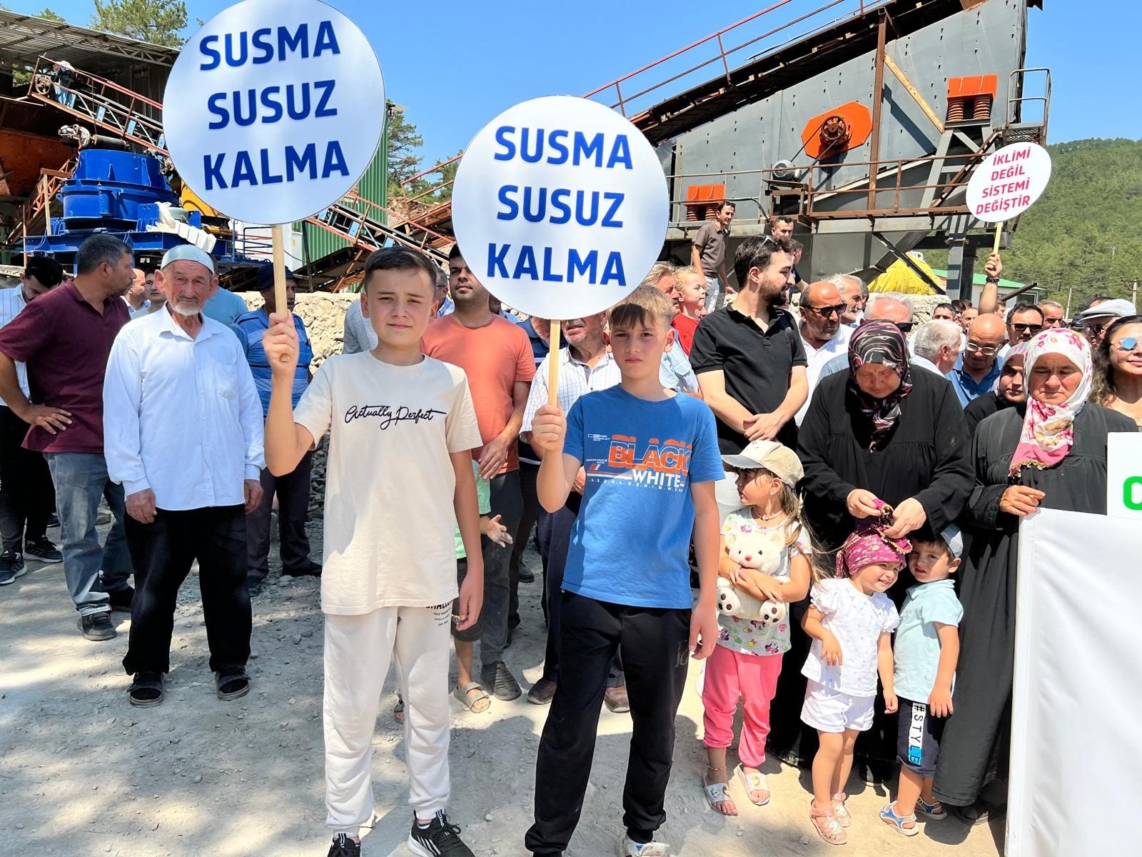 Krom Madenine Köylülerden Tepki 1 AW261236 02