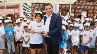 Osmangazi Belediyesi tarafından düzenlenen yaz spor okullarının yüzme kursunu başarıyla tamamlayan öğrenciler,