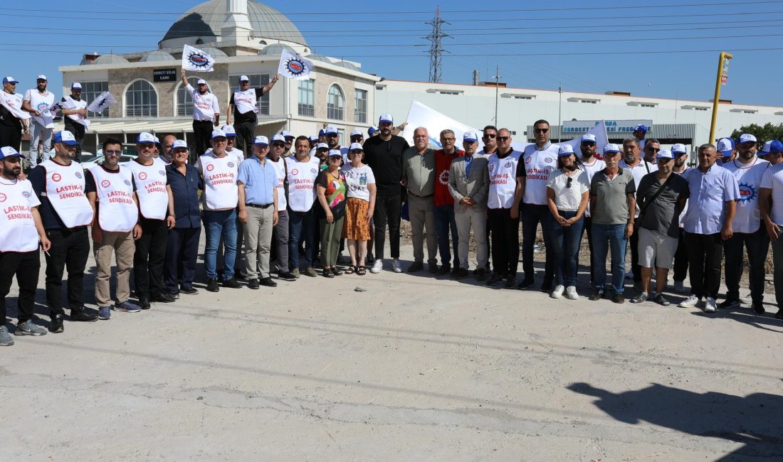 Sendikaya üye oldukları gerekçesiyle çıkarıldıkları iddia edilen işçilere destek gelirken,