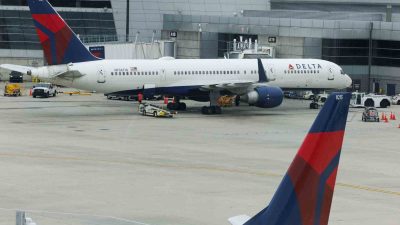 ABD’DE HAVAALANINDA UÇAK LASTİĞİ DEĞİŞİM SIRASINDA PATLADI: 2 ÖLÜ, 1