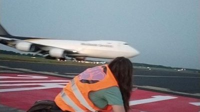 ALMANYA'DA AKTİVİSTLERDEN 4 HAVALİMANINDA "FOSİL YAKIT" EYLEMİ