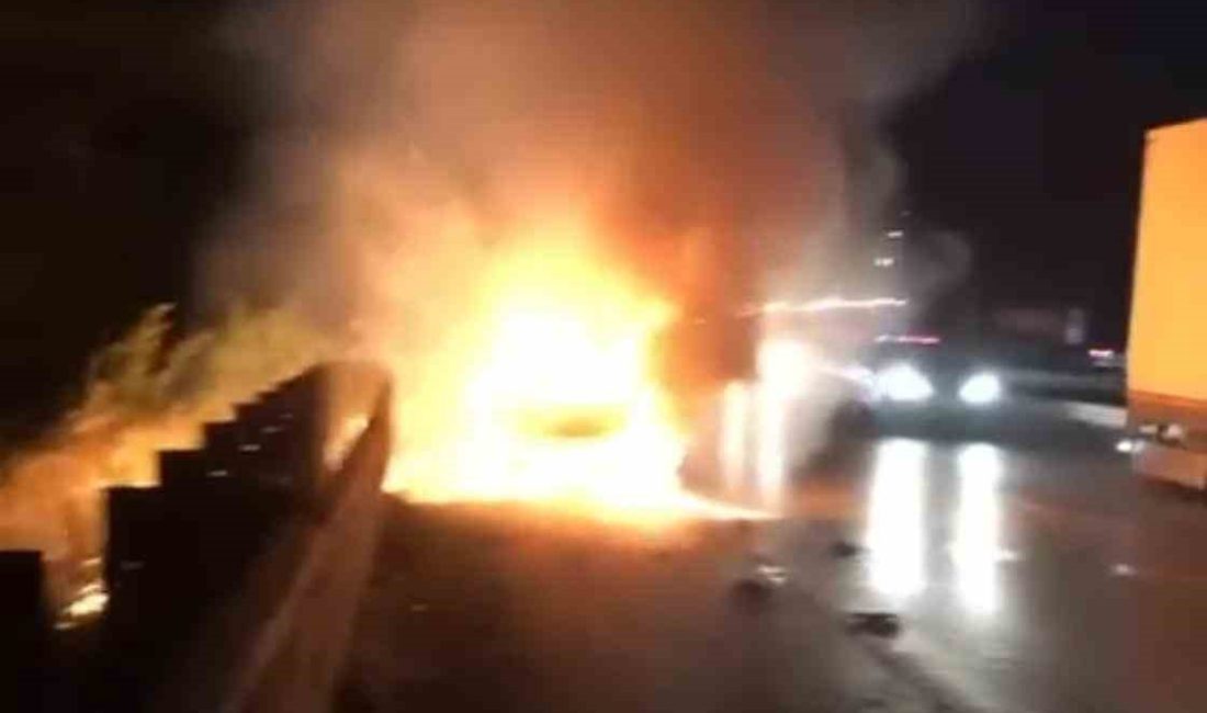 BURSA’DA SEYİR HALİNDE ARIZA YAPAN OTOMOBİL MOTOR KISMINDAN ALEV ALDI.