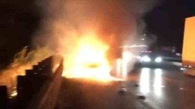 BURSA’DA SEYİR HALİNDE ARIZA YAPAN OTOMOBİL MOTOR KISMINDAN ALEV ALDI.