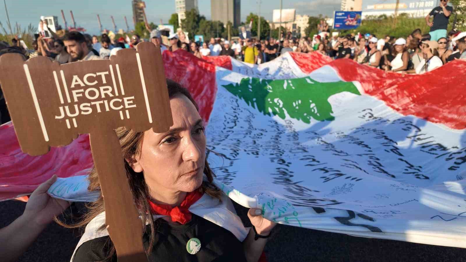 beyrut limanindaki patlamada hayatini kaybedenler anildi ca501ee