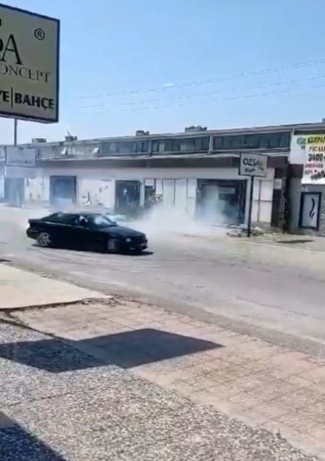 BURSA'DA SOKAK ÜZERİNDE DRİFT ATAN OTOMOBİL SÜRÜCÜSÜ İŞ YERİ SAHİPLERİNİ