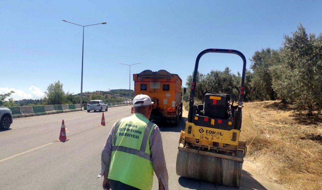 BURSA-MUDANYA YOLUNDA OLUŞAN ÇATLAKLAR  BURSA BÜYÜKŞEHİR BELEDİYE EKİPLERİ TARAFINDAN
