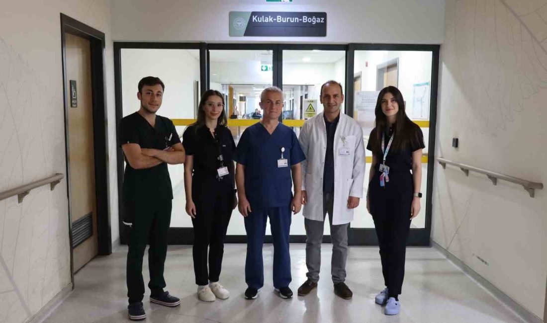 ÇOCUKLUK ÇAĞINDA GEÇİRDİĞİ ATEŞLİ BİR HASTALIK YÜZÜNDEN İŞİTME KAYBI YAŞAYAN