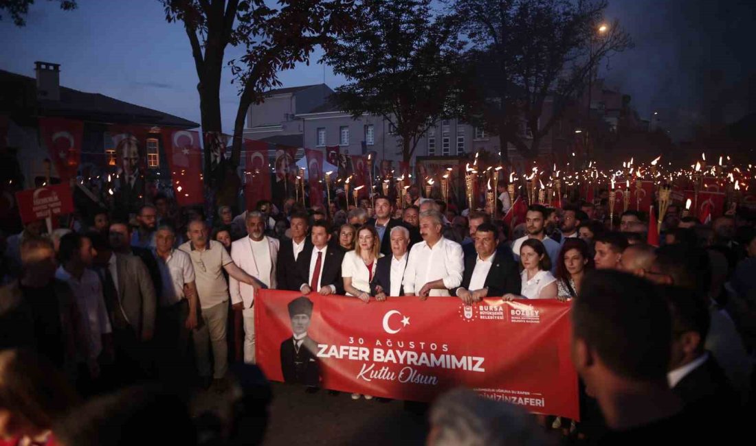 BURSA'DA BİNLERCE KİŞİ 30 AĞUSTOS ZAFERİ'NİN YILDÖNÜMÜNDE FENER ALAYINDA BULUŞTU,