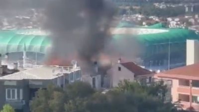 BURSA'DA 5 KATLI BİR APARTMANIN ÇATI KATI ALEV ALEV YANDI.