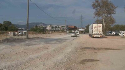 BURSA'DA SÜRÜCÜSÜNÜN KONTROLÜNDEN ÇIKAN PANELVAN ARAÇ, PAZAR ALIŞVERİŞİNDEN DÖNEN ANNE