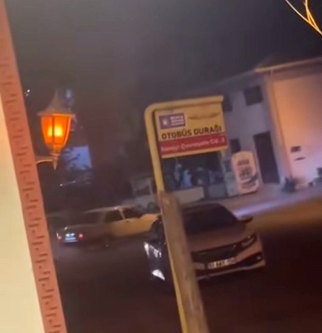 BURSA'DA SOKAK ÜZERİNDE DRİFT ATAN OTOMOBİL VATANDAŞI ÇİLEDEN ÇIKARDI